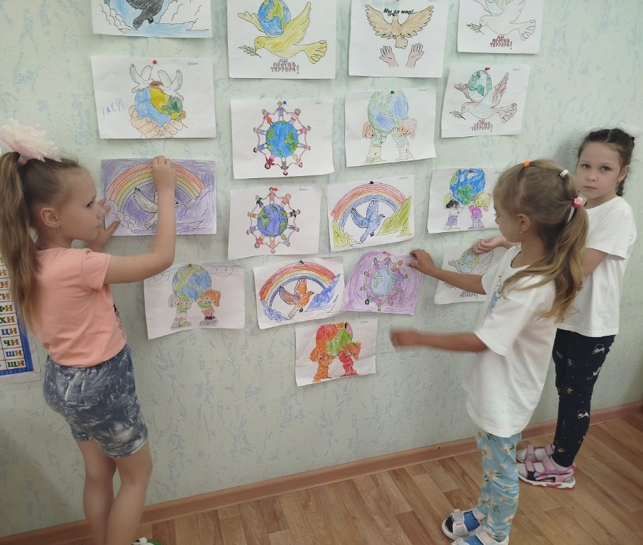 Вы сейчас просматриваете Выставка рисунков «Дети против террора»